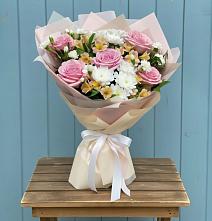 Букет цветов из:  Гвоздики, Орхидеи и Розы в Сальске