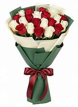 Букет Микс из красных и белых роз в Сальске