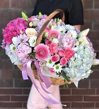 Композиция солнечный день в Сальске Цветочная композиция из Розы, Хризантемы, Пионы и Лизиантусы в корзине в Сальске