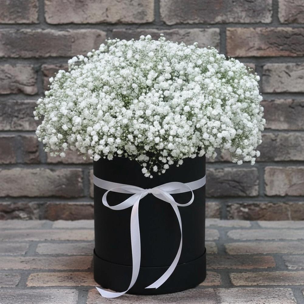 Цветочная композиция из Гипсофила в шляпной коробке в Сальске