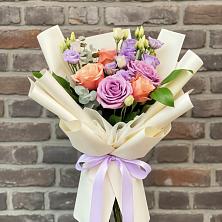 Букет цветов из:  Лизиантусы и Розы в Сальске