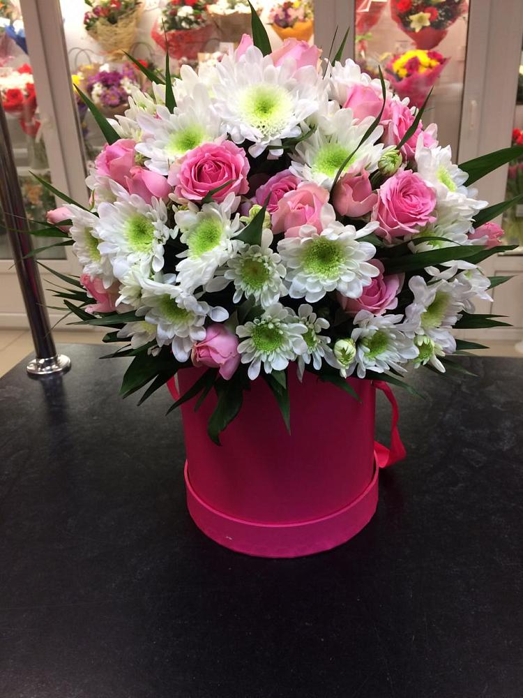 Цветочная композиция из Розы и Хризантемы в шляпной коробке в Сальске