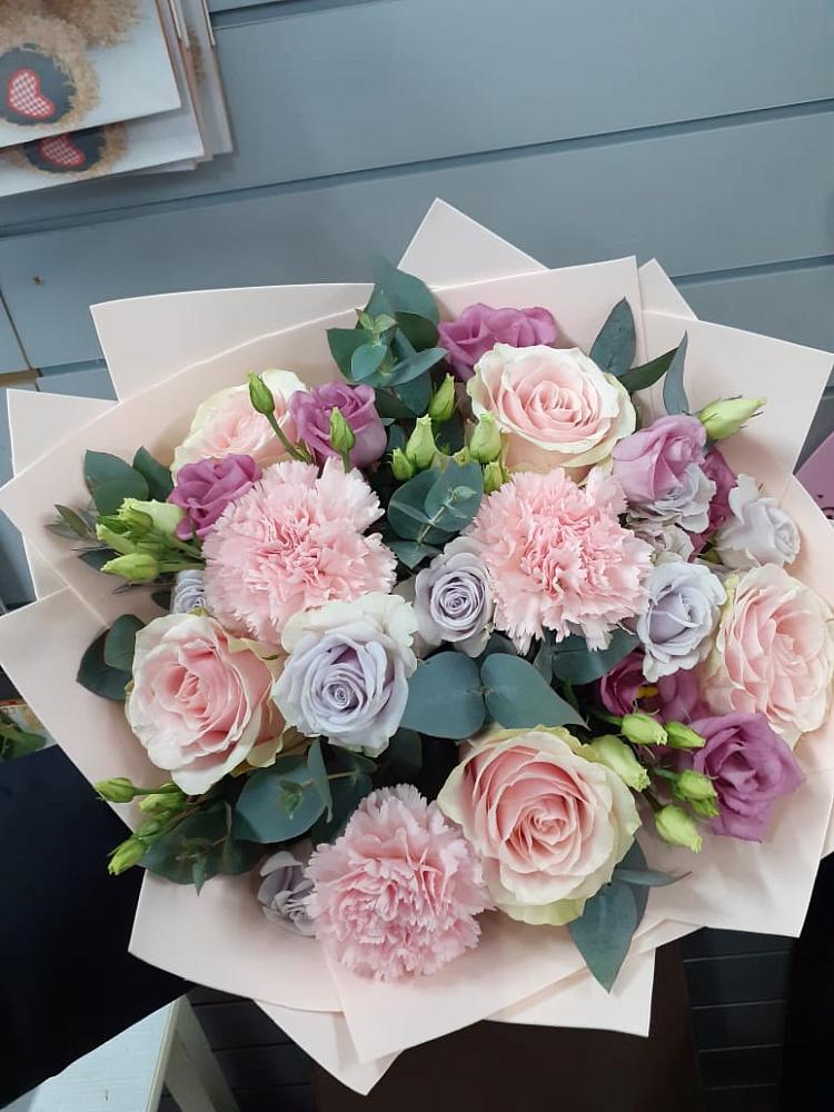 Букет цветов из: Розы, Гвоздики и Лизиантусы в Сальске