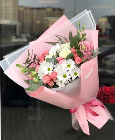 Букет цветов из: Розы, Лизиантусы и Хризантемы в Сальске